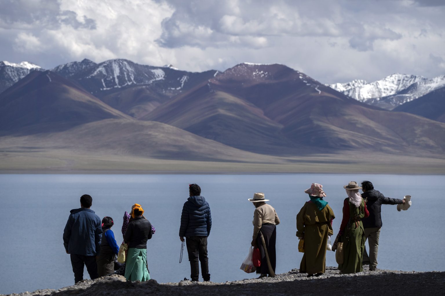 Tibetskí budhistickí veriaci stoja pred jazerom v Namtso v čínskom autonómnom regióne Tibet. Foto: TASR/AP