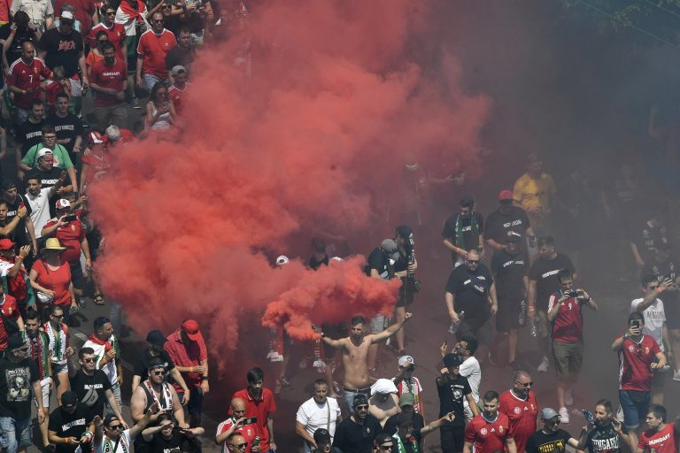 Maďarskí fanúšikovia pred budapeštianskym štadiónom Ferenca Puskása. Foto: TASR/AP