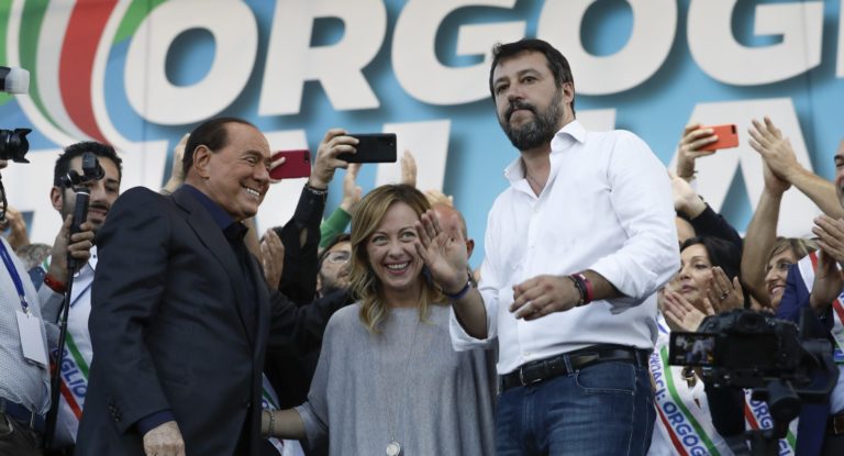 Matteo Salvini a Giorgia Meloniová v spoločnosti expremiéra Silvia Berlusconiho na zhromaždení v Ríme v roku 2019. Foto: TASR/AP