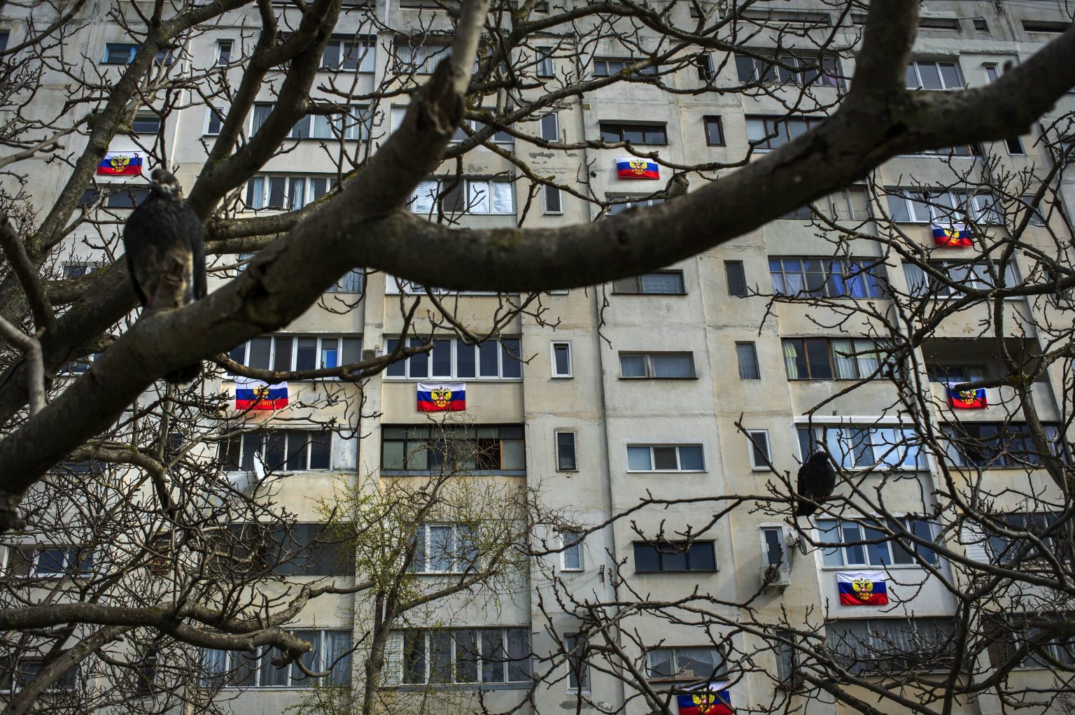 Ruské vlajky v obytnej štvrti v krymskom Sevastopole, ilustračný záber. Foto: TASR/AP