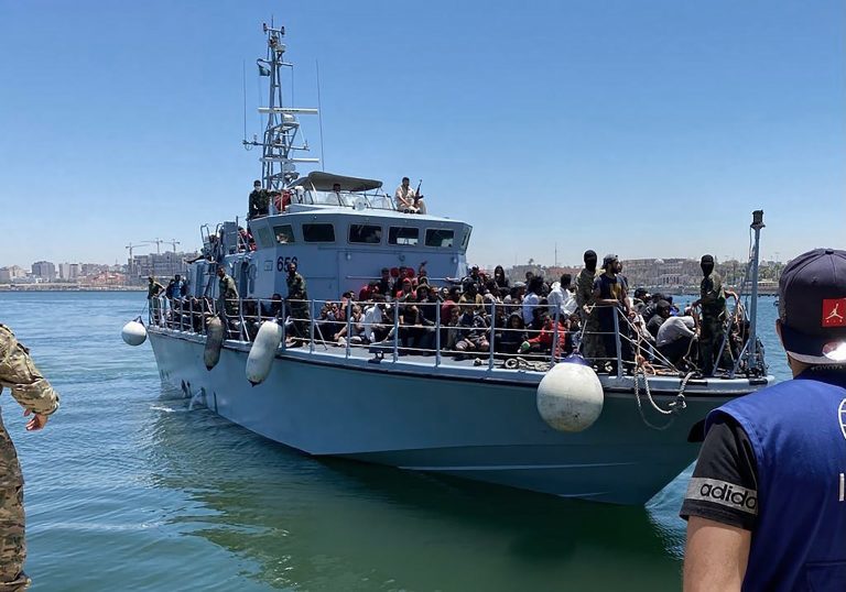 Vlna migrácie je dielom stratégie žoldnierov z Vagnerovej skupiny v Afrike, tvrdí taliansky minister obrany