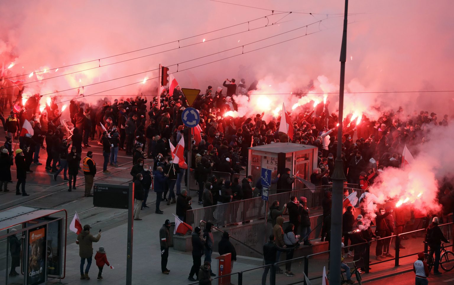 Vlaňajší pochod na Deň nezávislosti Poľska, ktorý starosta Varšavy Rafal Trzaskowski pre pandemickú situáciu nepovolil. Foto: TASR/AP