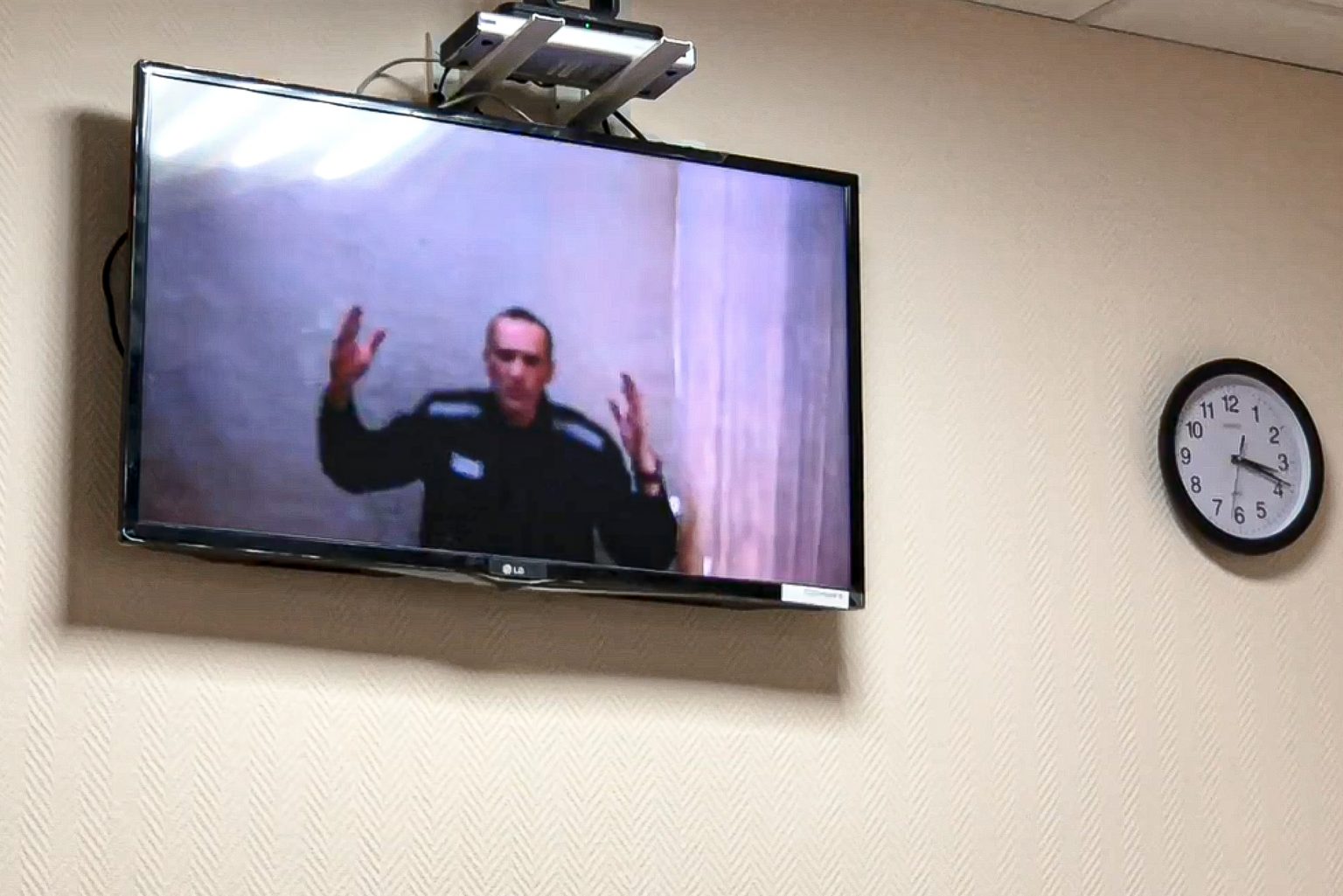 Väznený ruský opozičný líder Alexej Navaľnyj (na snímke na monitore) na pojednávaní súdu v meste Petruški. Foto: TASR/AP