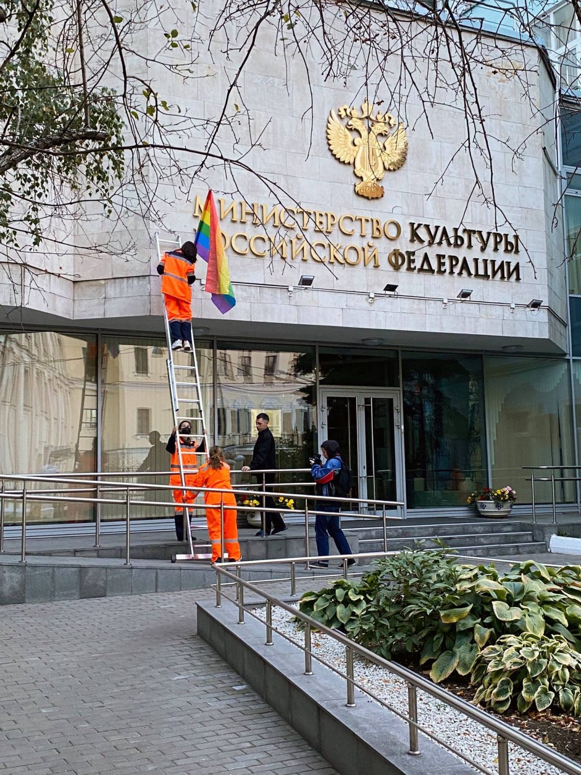 Členovia punkovej formácie Pussy Riot vyvesujú dúhovú vlajku na budovu ministerstva kultúry v Moskve. Foto: TASR/AP