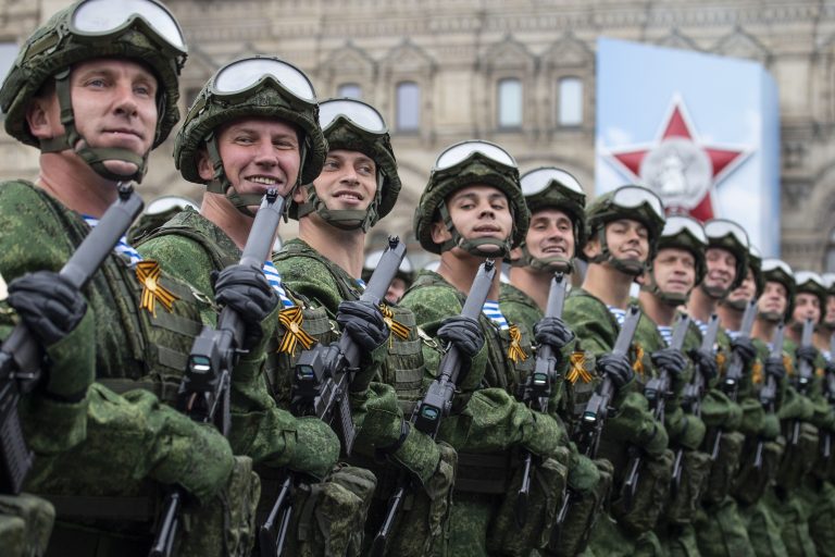 Príslušníci ruskej armády v Moskve. Záber z obdobia pred vojnou na Ukrajine. Ilustračný obrázok. Foto: TASR/AP