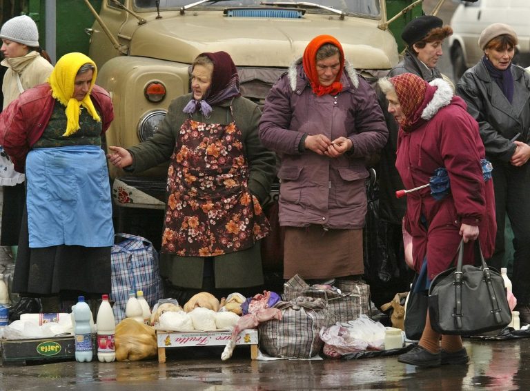 Ukrajinské dôchodkyne predávajú tovar na ulici v Ľvove. Foto: TASR/AP