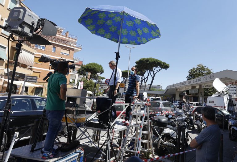 Novinári pred rímskou nemocnicou, kde sa uzdravuje pápež. Foto: TASR/AP