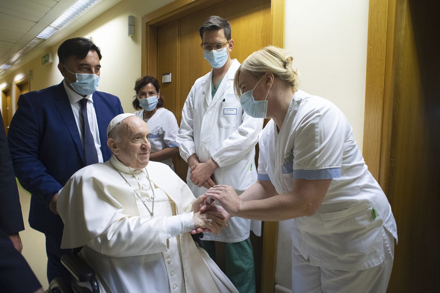 Pápež František tento týždeň opustil nemocnicu. Foto: TASR/AP