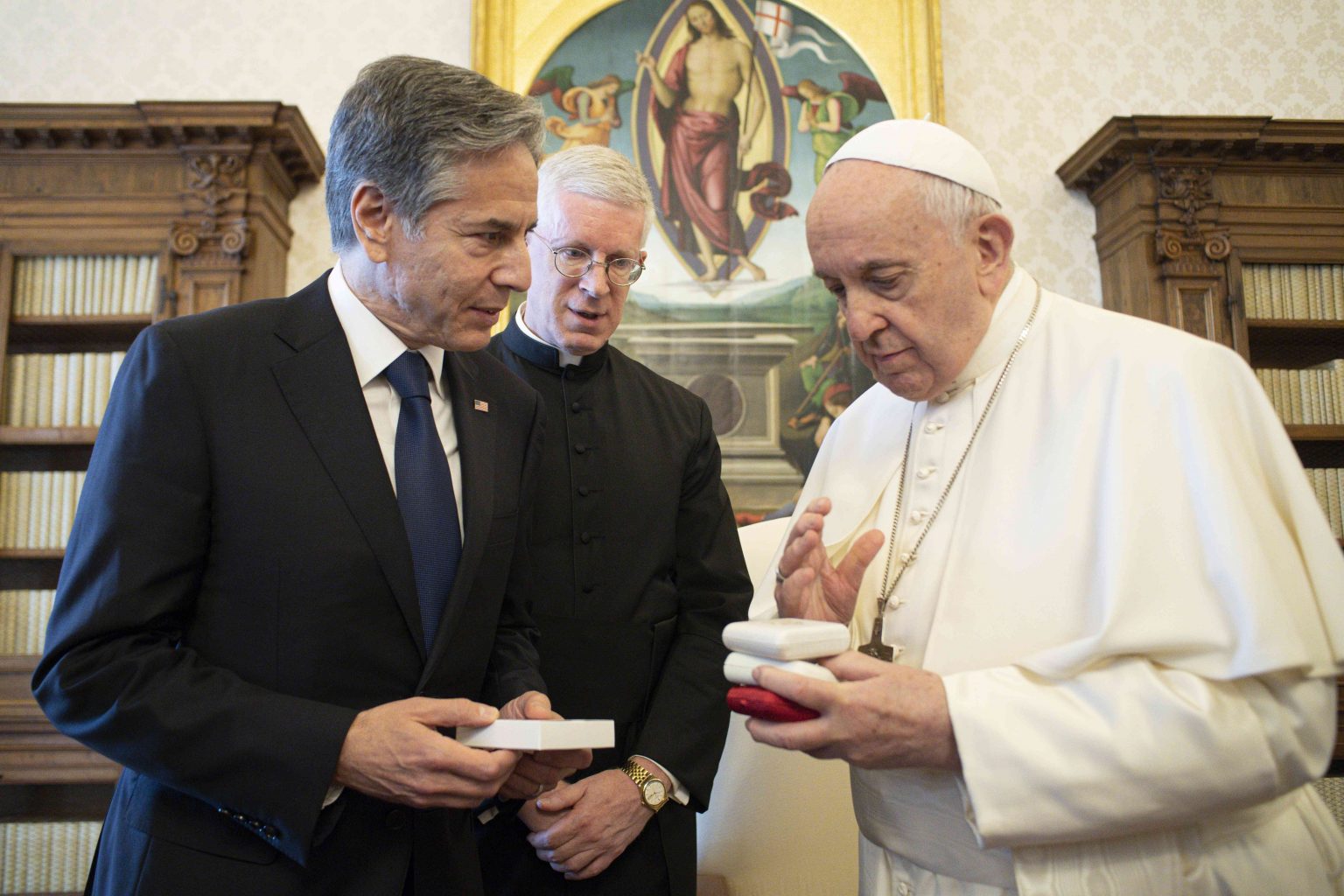 Šéf americkej diplomacie Antony Blinken (vľavo) a pápež František si vymieňajú dary  počas stretnutia vo Vatikáne v pondelok 28. júna 2021. Foto: TASR/AP