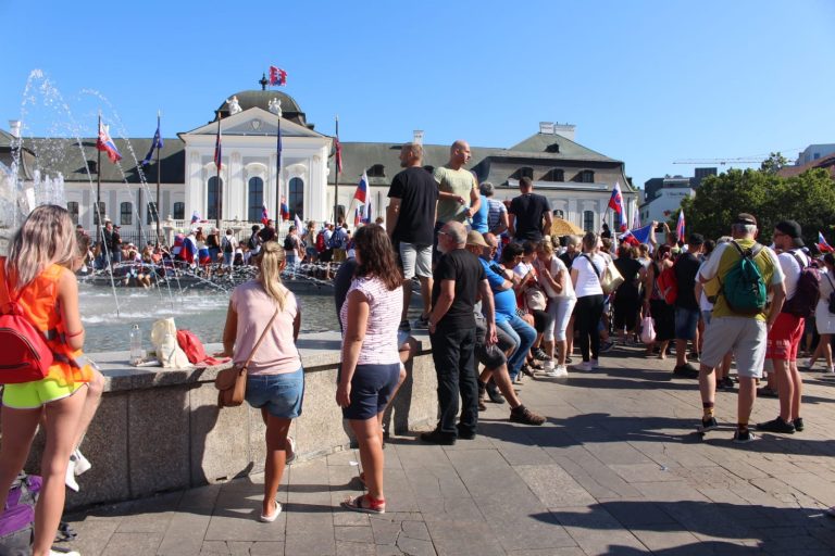 Proti výhodám pre očkovaných sa opäť protestuje. Republika a Smer sa spájajú