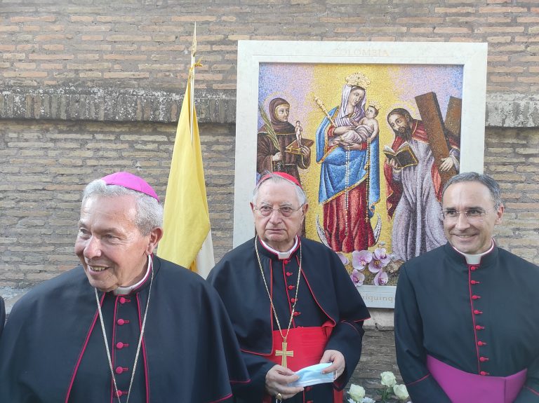 Arcibiskup Arenas a kardinál Bertello (v strede) pred mariánskou mozaikou. Foto: Bohumil Petrík