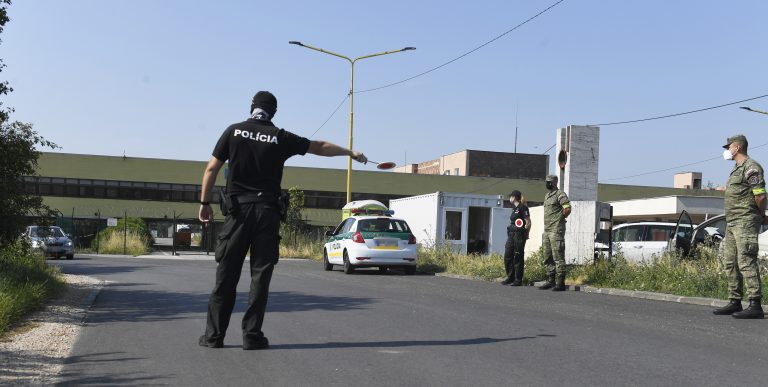 Režim na hraniciach: Karanténa pre neočkovaných dostala stopku