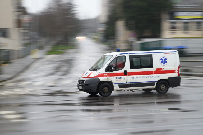 Úmrtnosť na covid sa na Slovensku prepadla. Klesá aj mesačný počet úmrtí