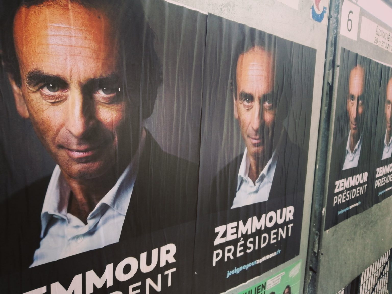 Stúpenci Érica Zemmoura začali lepiť plagáty. Zdroj: Twitter/Dan Israel