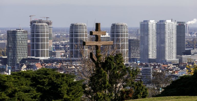 Pohľad na výstavbu a novú panorámu Bratislavy z vojnového pamätníka Slavín. Foto: Dano Veselský/TASR