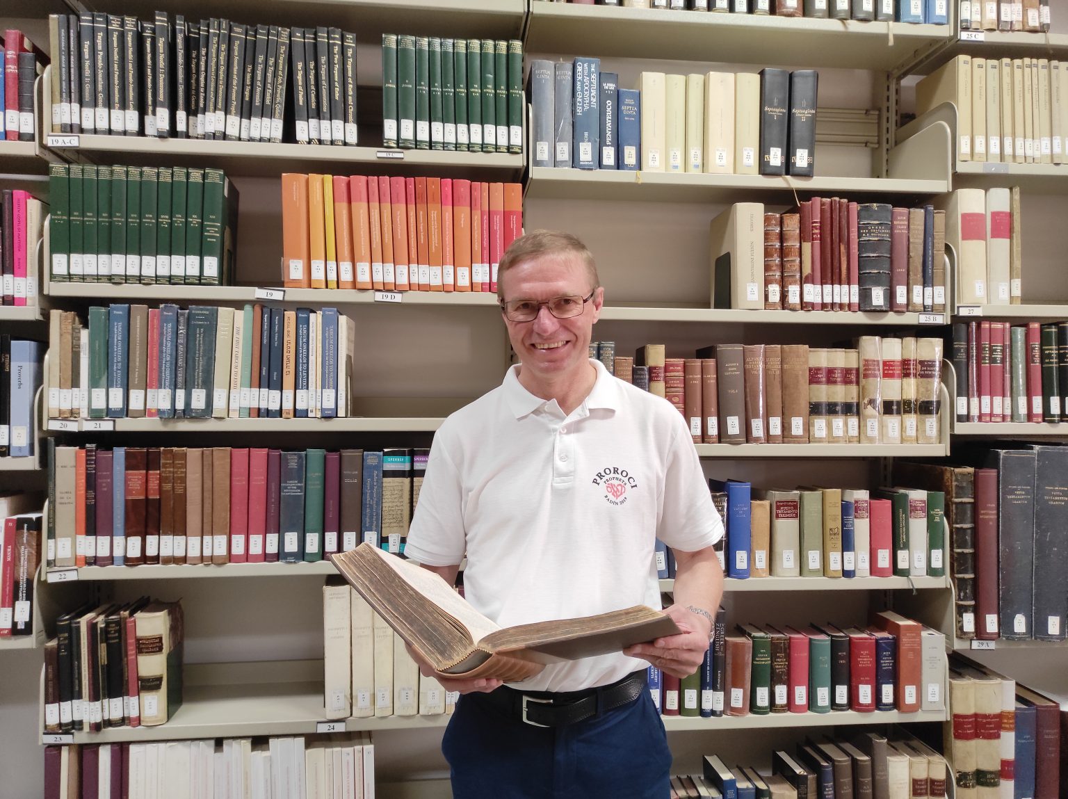 Jezuita Peter Dubovský v knižnici svojho inštitútu v Ríme. Foto: Bohumil Petrík