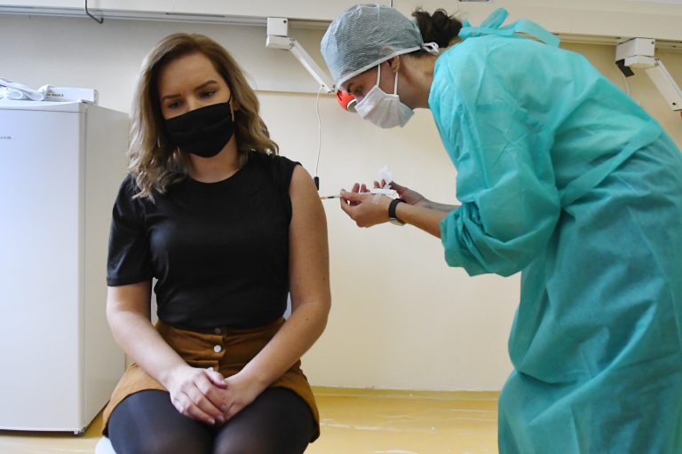 Bez registrácie sa proti covidu očkuje už aj v nemocniciach + zoznam