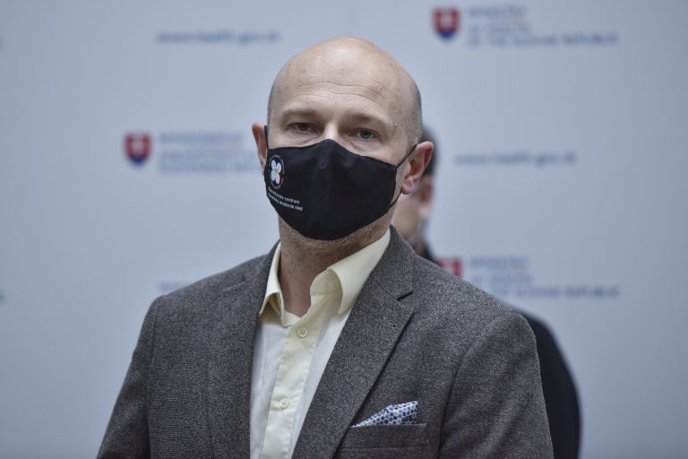 Virológ Klempa: Tretia dávka by mala byť schválená čo najskôr. Podľa Lengvarského je to v hre