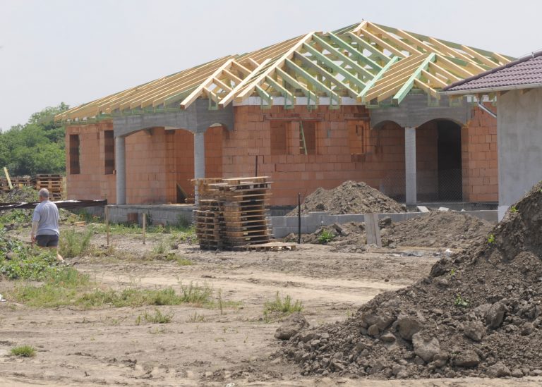 Stavebné drevo zdraželo na trojnásobok. Pre rast cien stavebnín sa stavby predražujú a naťahujú