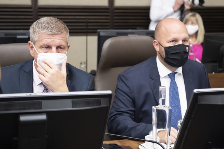 Nový covid automat prešiel jednohlasne. Viac zaočkované okresy budú mať výhodu