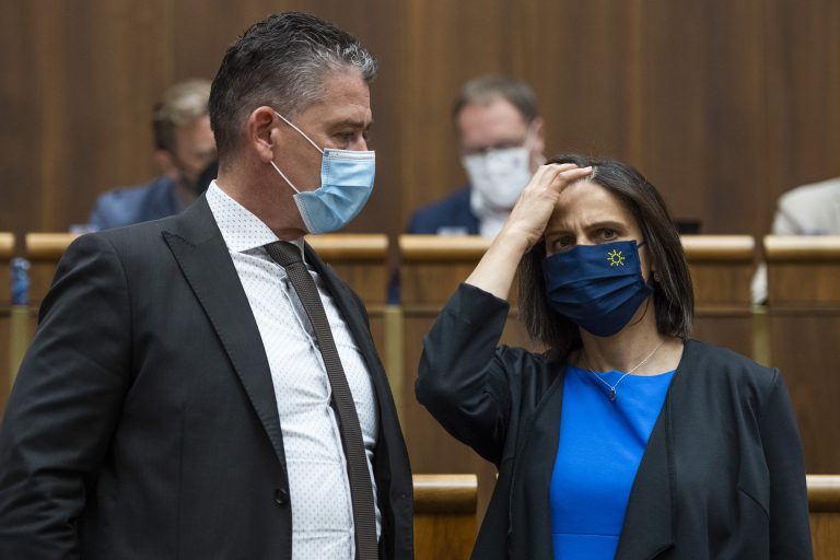 Koaličný poslanec Pčolinský: Mikulec chce zakázať voliť neočkovaným. Rezort vnútra to odmieta