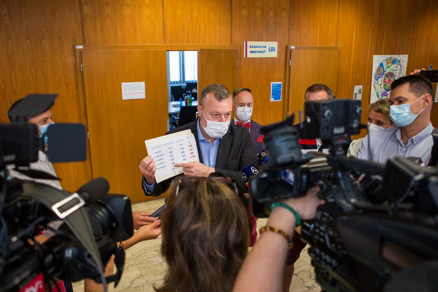 Minister Krajniak predstavuje návrh dôchodkovej reformy. Foto: Krajniak/FB