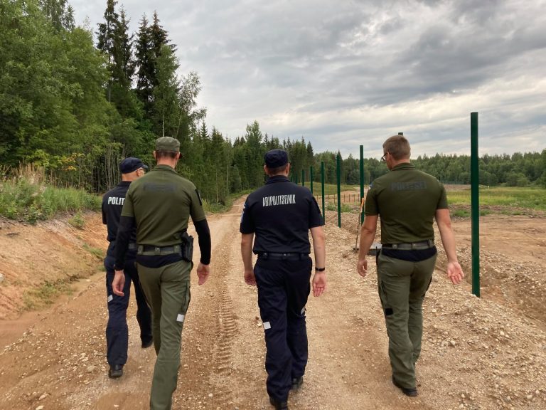 Estónsko zriadi novú vojenskú základňu pri ruských hraniciach