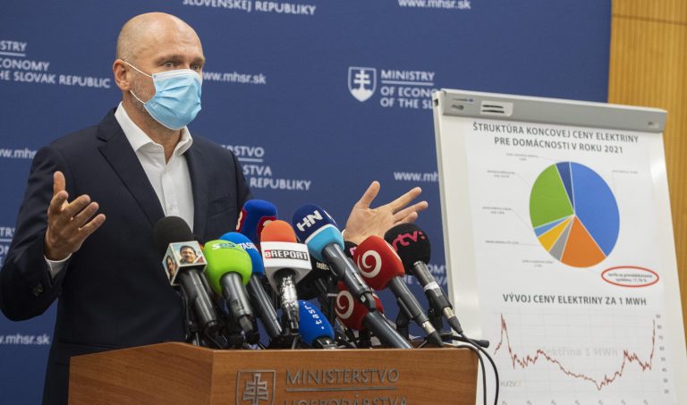 Ceny elektriny porastú o desiatky eur. Sulík viní Fica