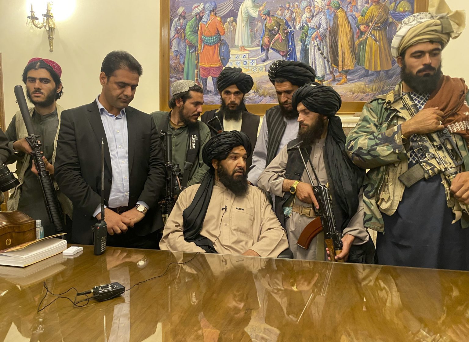 Bojovníci islamistického hnutia Taliban obsadili prezidentský palác v Kábule. Foto: TASR/AP