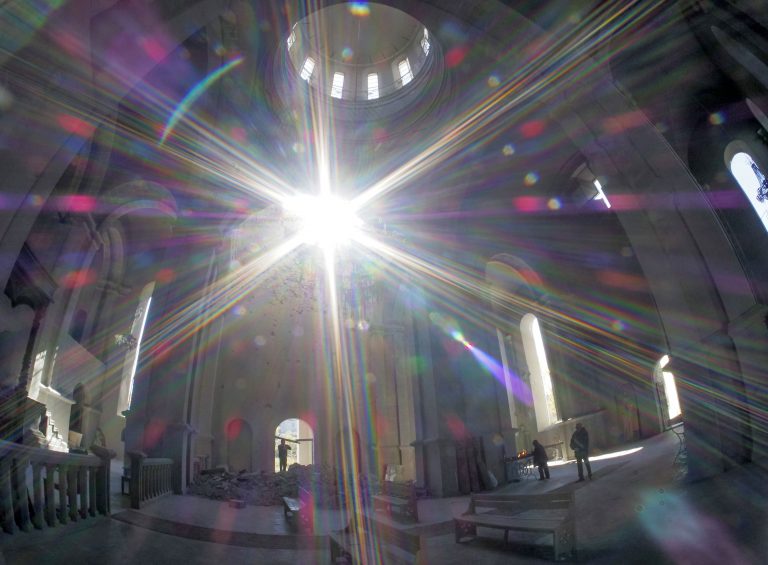 Slnko presvitá dierou v kupole poškodenej  katedrály Svätého spasiteľa v Šuši. Katedrála dostala zásah počas poslednej vojny v Náhornom Karabachu. Foto: TASR/AP