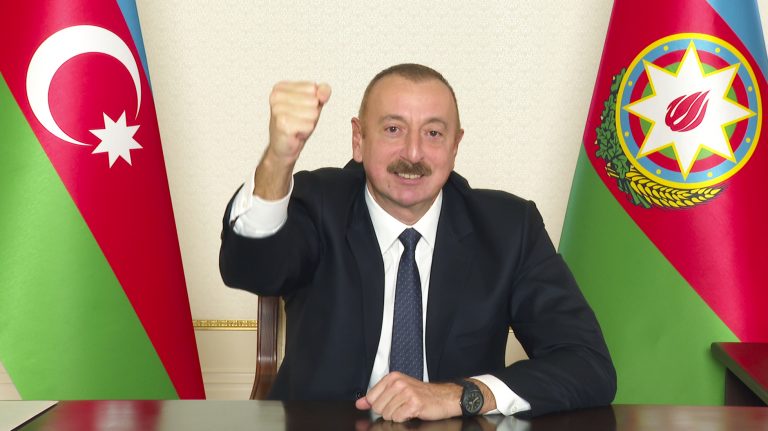 Azerbajdžanský prezident Ilham Alijev gestikuluje počas vyhlásenia k národu 9. novembra 2020 v Baku. Foto: TASR/AP