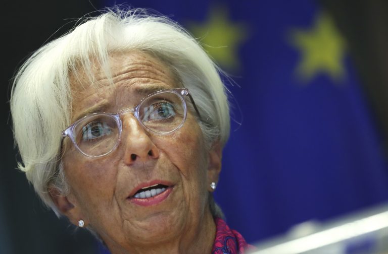 Lagardovej hrb: Deflácia v eurozóne