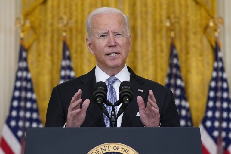 Biden: Američania budú pokračovať v sťahovaní ľudí z Kábulu, pomôcť má dohoda s Talibanom