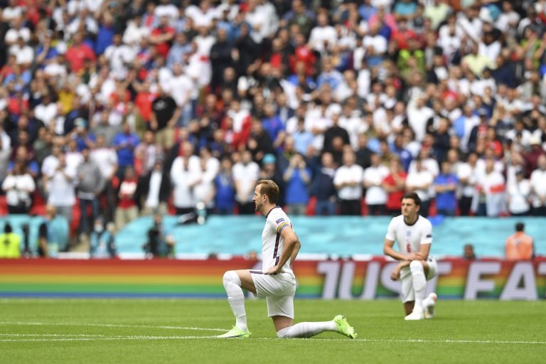 Futbalisti v Premier League si už nebudú musieť pokľaknúť pred každým zápasom