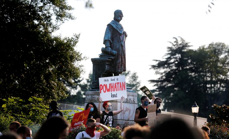 Protest proti soche Kolumba v USA. Foto: TASR/AP