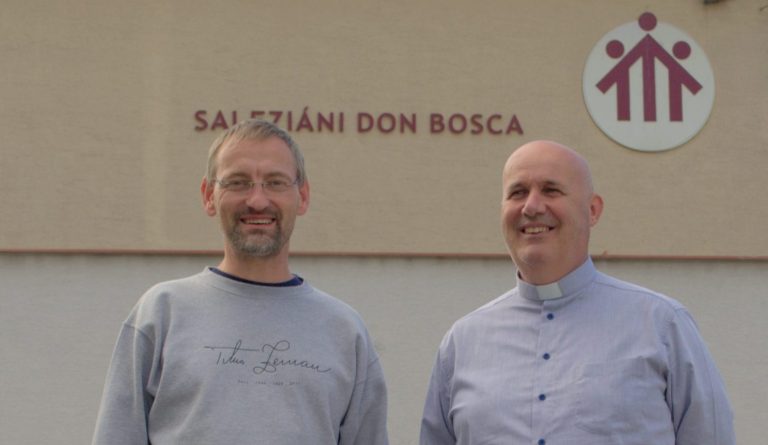 Peter Bešenyei (vpravo), prvý salezián na Luníku IX. a súčasný direktor Peter Veselský. Foto: Michal Čop