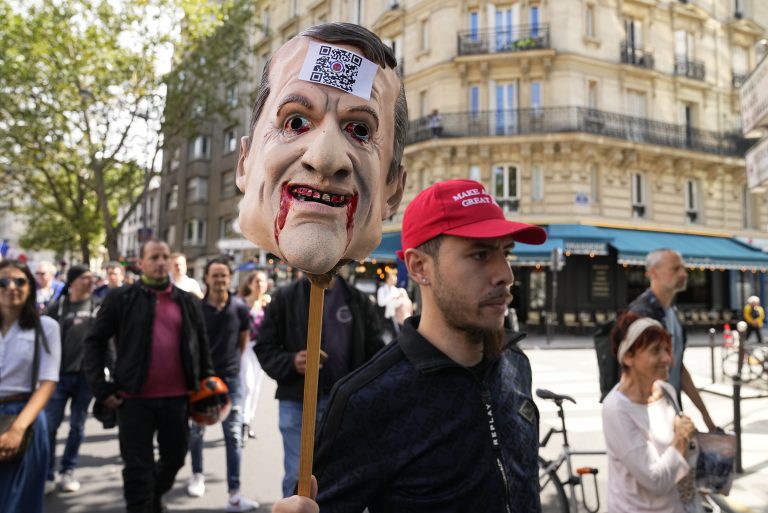 Na protestujúcich vo Francúzsku vytiahli vodné delo. Búrili sa aj Nemci a Izraelčania