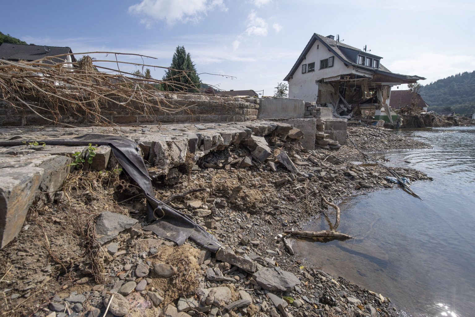 Zničený dom po júlovej  povodni rieky Ahr v Nemecku. Foto: TASR/AP
