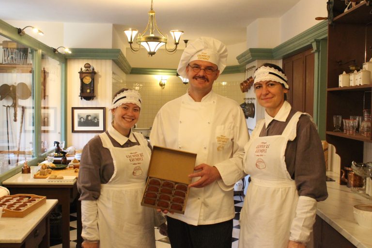 Martin Varhaňovský s manželkou (vpravo) a pracovníčkou Lenkou. Foto: Martin Minka