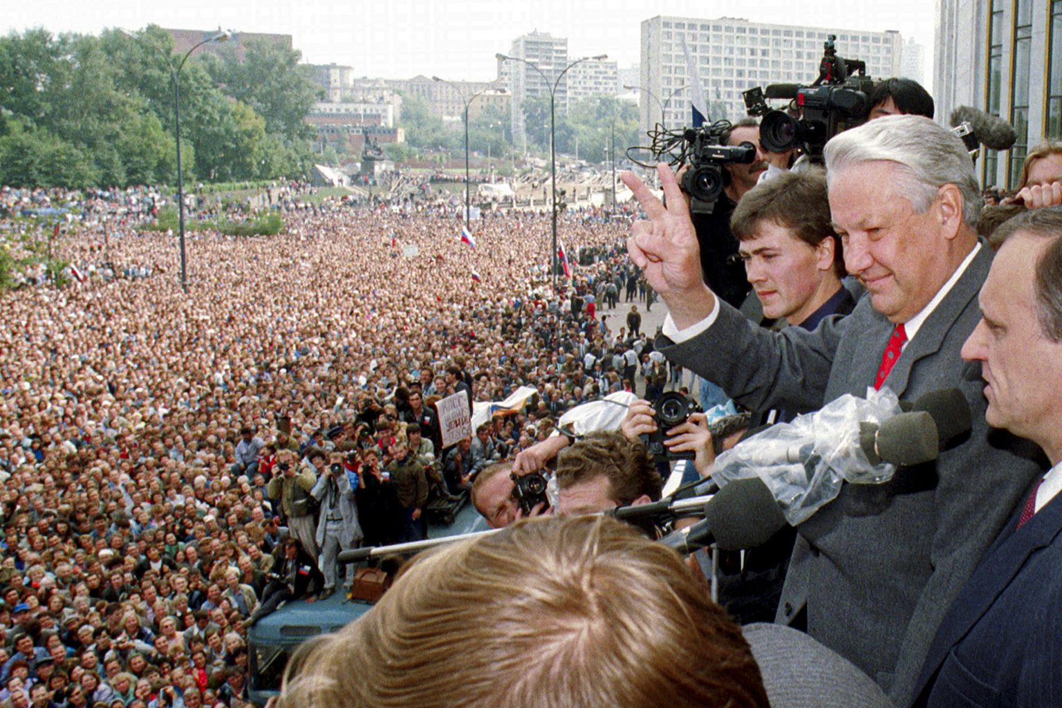 Na archívnej snímke z 22. augusta 1991 prezident Ruskej federácie Boris Jeľcin (druhý vpravo) ukazuje znak víťazstva v Moskve. Foto: TASR/AP