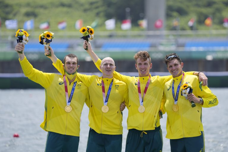 Kvarteto austrálskych veslárov v zložení Alexander Purnell, Spencer Turrin, Jack Hargreaves a Alexander Hill pózuje so zlatými medailami po triumfe v štvorke mužov na OH2020 v Tokiu v stredu 28. júla 2021. Foto: TASR/AP