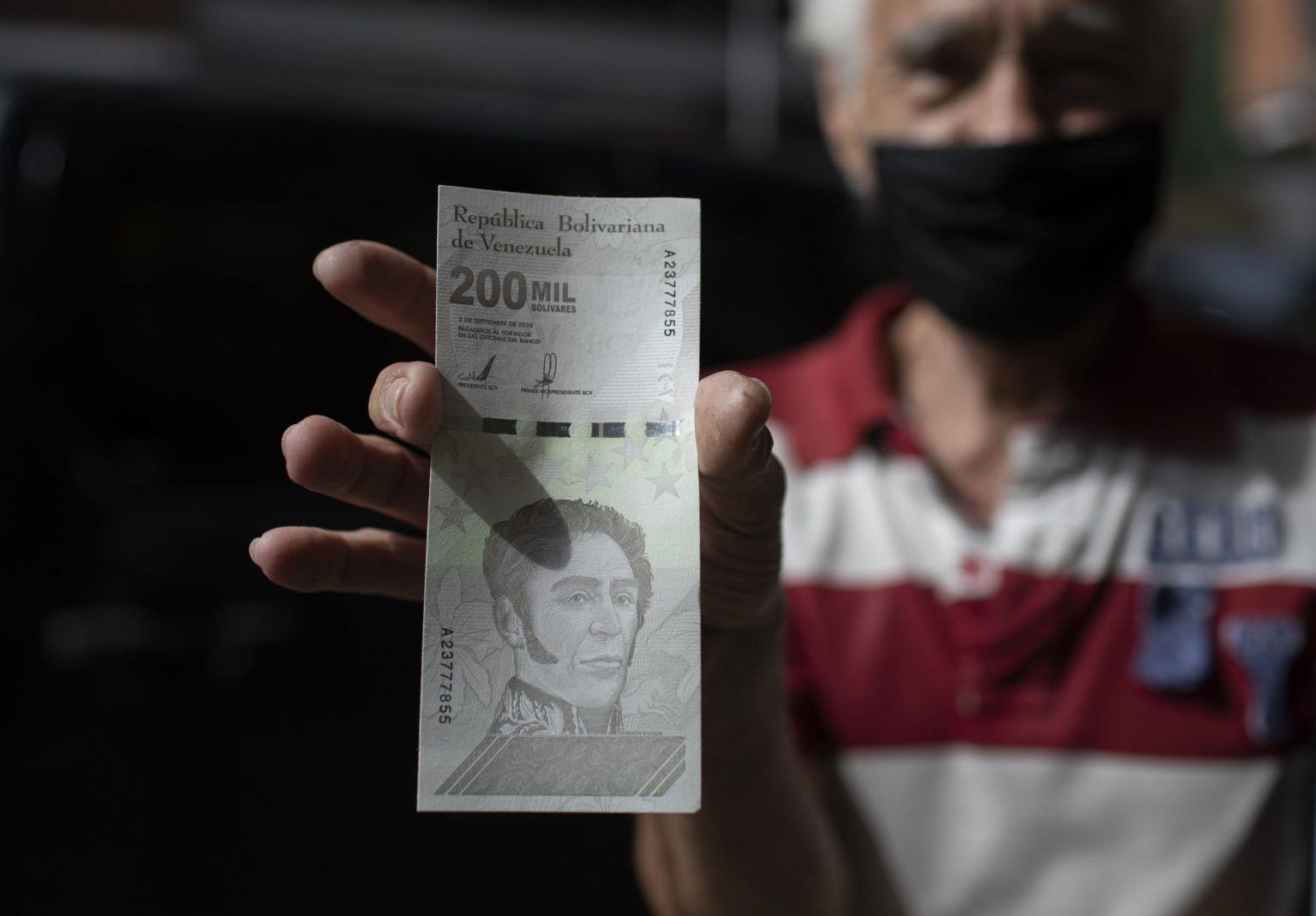 Bankovka v doterajších  venezuelských bolívaroch. Foto: TASR/AP