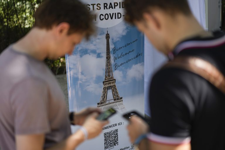 Francúzsko si plní očkovacie ciele, Macron slávi úspech. Napriek protestom predbehlo Britániu aj Izrael