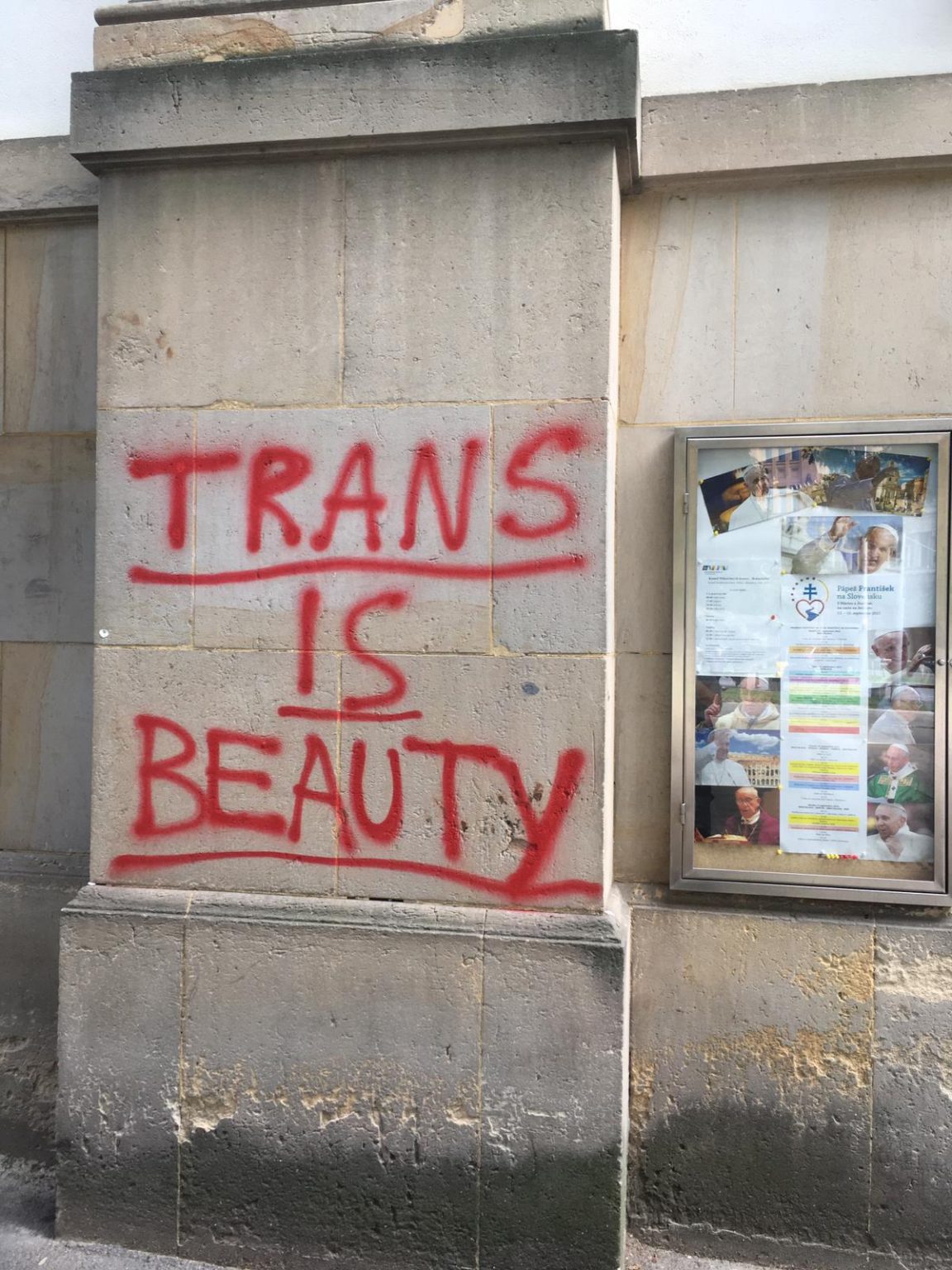 Graffiti na kostole na námestí SNP. Foto: Juraj Orolín