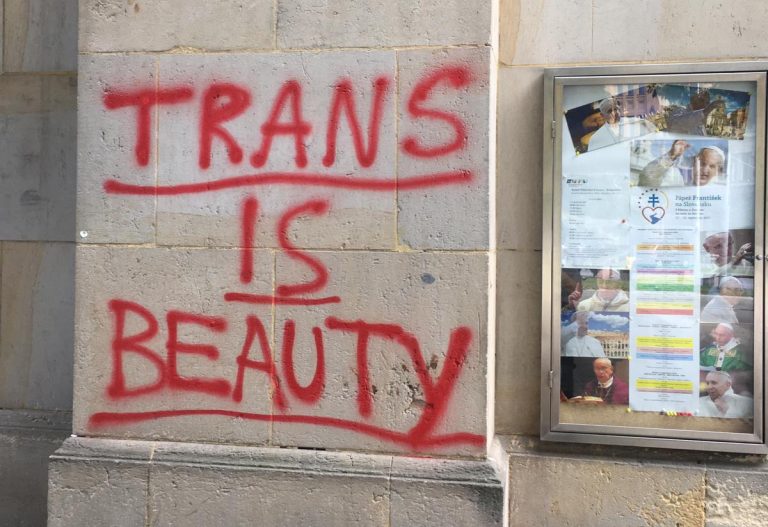 Bratislavský kostol posprejovali anglickými nápismi Trans je krása a Teplá sila