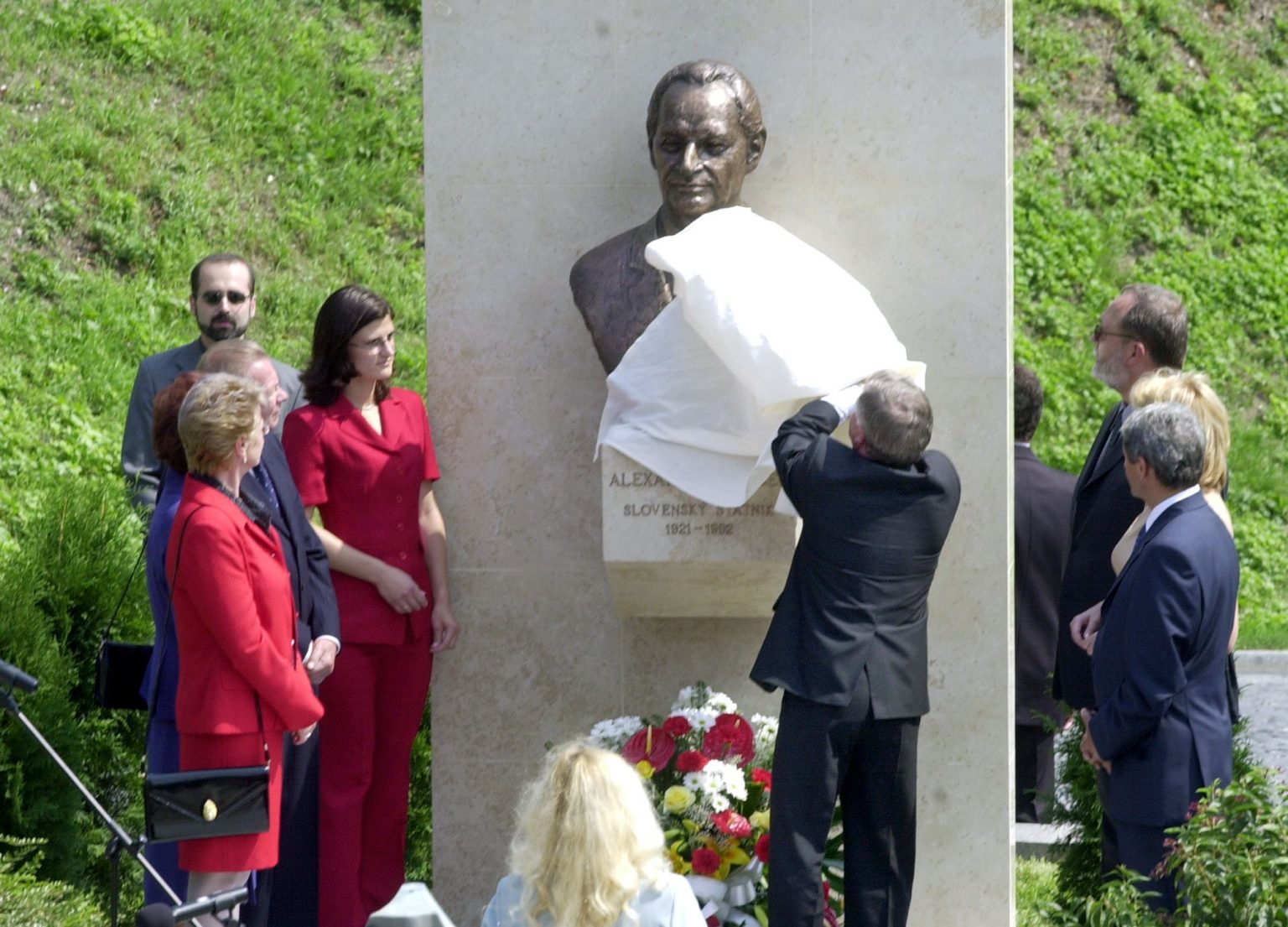 Odhalenie busty Alexandra Dubčeka ústavnými činiteľmi v Bratislave v roku 2002. Foto: Ivan Majerský/TASR