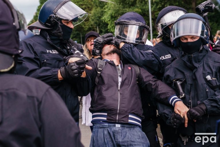 Škandalózne policajné násilie v Berlíne