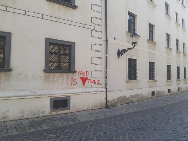 Boh je vraj trans. Vandalizmus v Bratislave, kostoly a pamiatky posprejovali LGBT heslami