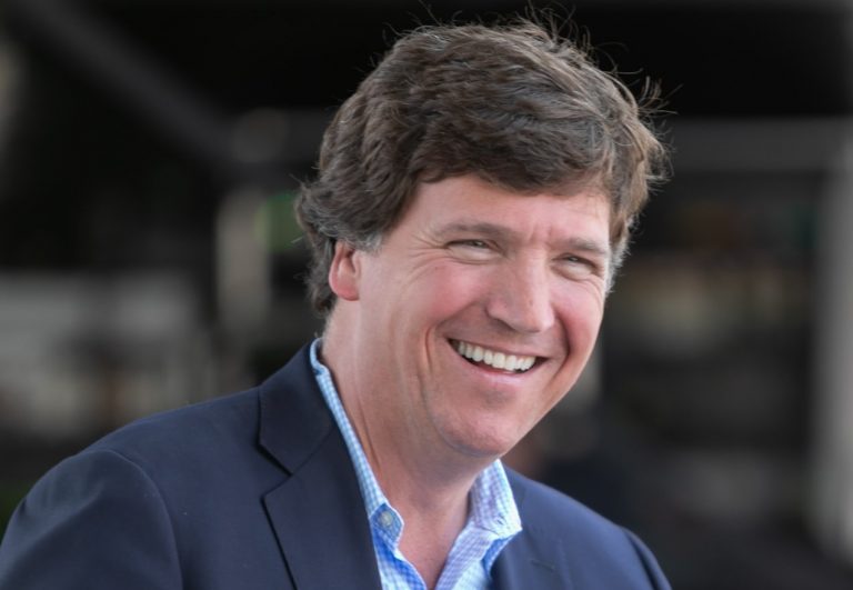 Buďte, akí ste, odkazuje v rozhovore Tucker Carlson