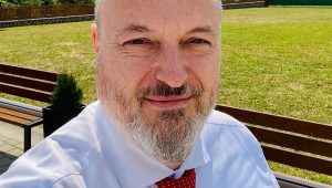 Kto sa mýli viac, politici alebo experti?